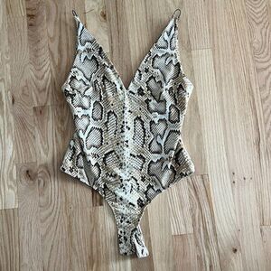 ASTR the label snake print deep v‎ bodysuit sexy onepiece small strappy glam